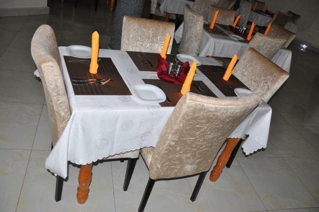 Eka Hoima Hotel Exteriér fotografie